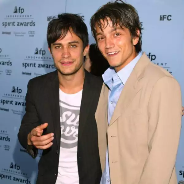 Gael García y Diego Luna son amigos desde que eran niños. Ahora son conocidos como `Los Charolastras´ debido a sus personajes en `Y tú mamá también´, cinta que aborda la amistad de dos hombres.