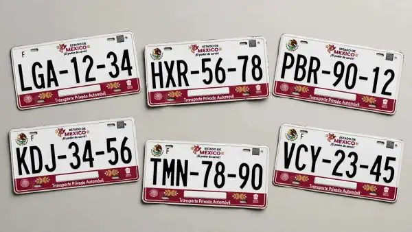 Placas del Estado de México distribuidas en un fondo color gris.