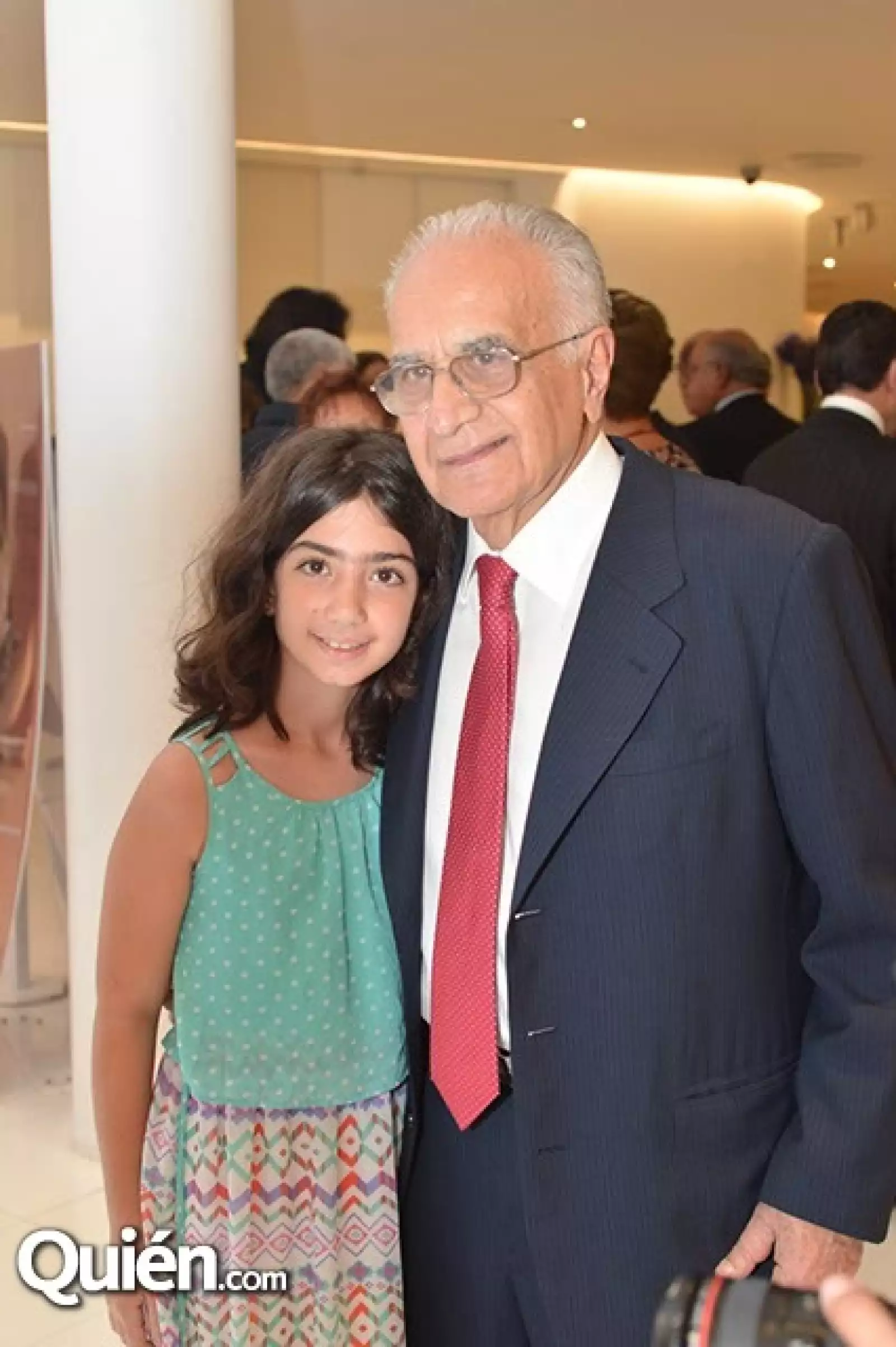 Emily Kardjian y Dr. Daniel Stamboulian.