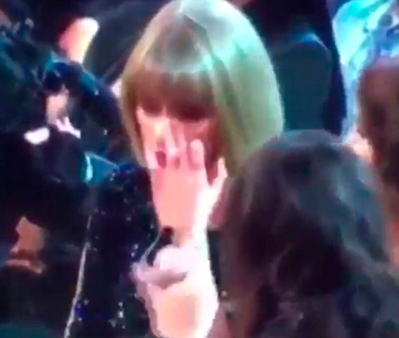 La cantante fue captada por las cámaras llorando tras su actuación.