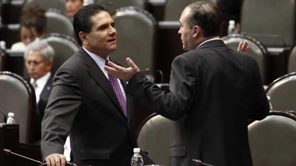 El diputado del PRD Silvano Aureoles Conejo y el diputado del PAN Luis Alberto Villareal durante una votación en sesión ordinaria de la Cámara de Diputados