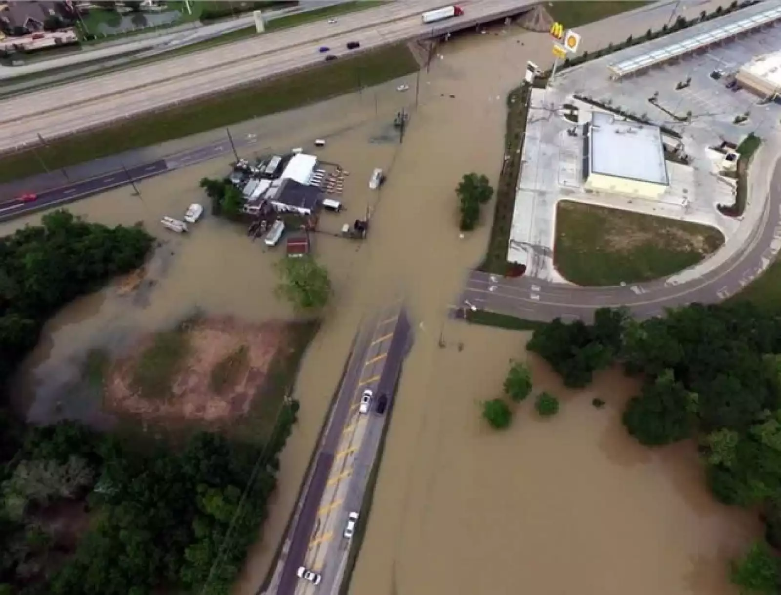 Carreteras se vieron afectadas por las precipitaciones en la ciudad texana.