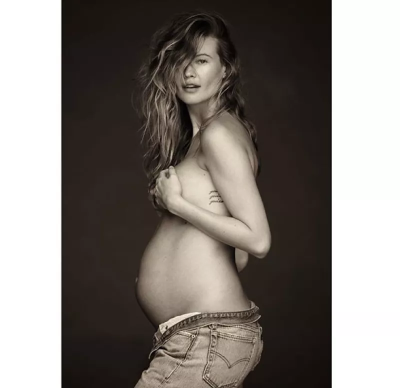 La modelo presume en una foto su pancita de casi seis meses de embarazo.