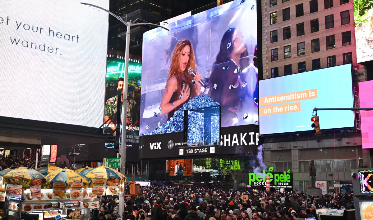 Shakira cena con Lucien Laviscount después de su performance en Times Square