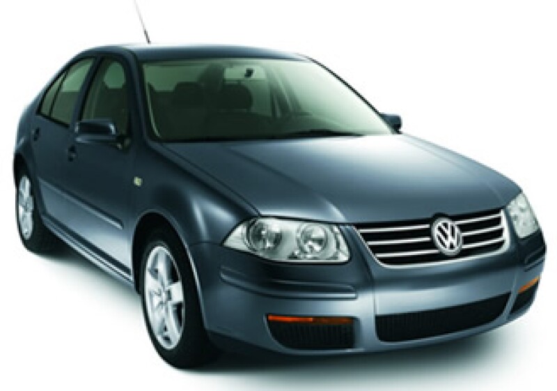 El Jetta 2010 se lanzó a partir de hoy en México. Entre sus novedades están las dos cabeceras en el asiento trasero. (Foto: Cortesía Jetta)