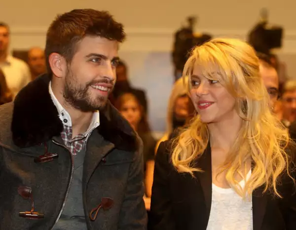 El defensa del Barcelona hizo frente a las especulaciones de diversos medios de comunicación y desmintió que haya pedido la mano de la cantante colombiana.