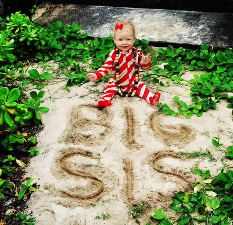 Jessica compartió esta foto donde sale su hija Maxwell y escribió: `Feliz Navidad de parte de mi familia para la suya´.