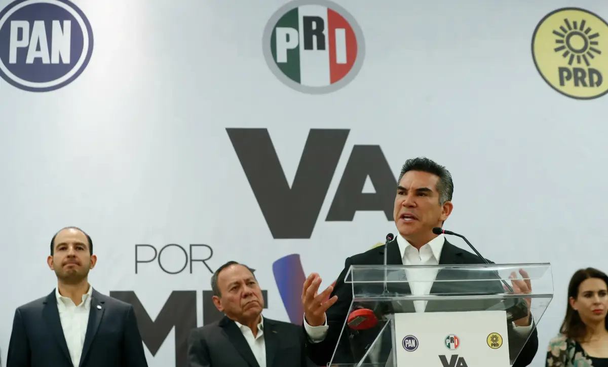 Alejandro Moreno en conferencia de Va por México
