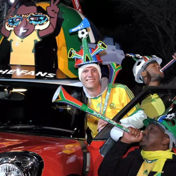 Adicionalmente, BMW ha lanzado en Sudáfrica 6 versiones de su modelo ‘Mini’, con los colores de su bandera en distintas partes del automóvil.