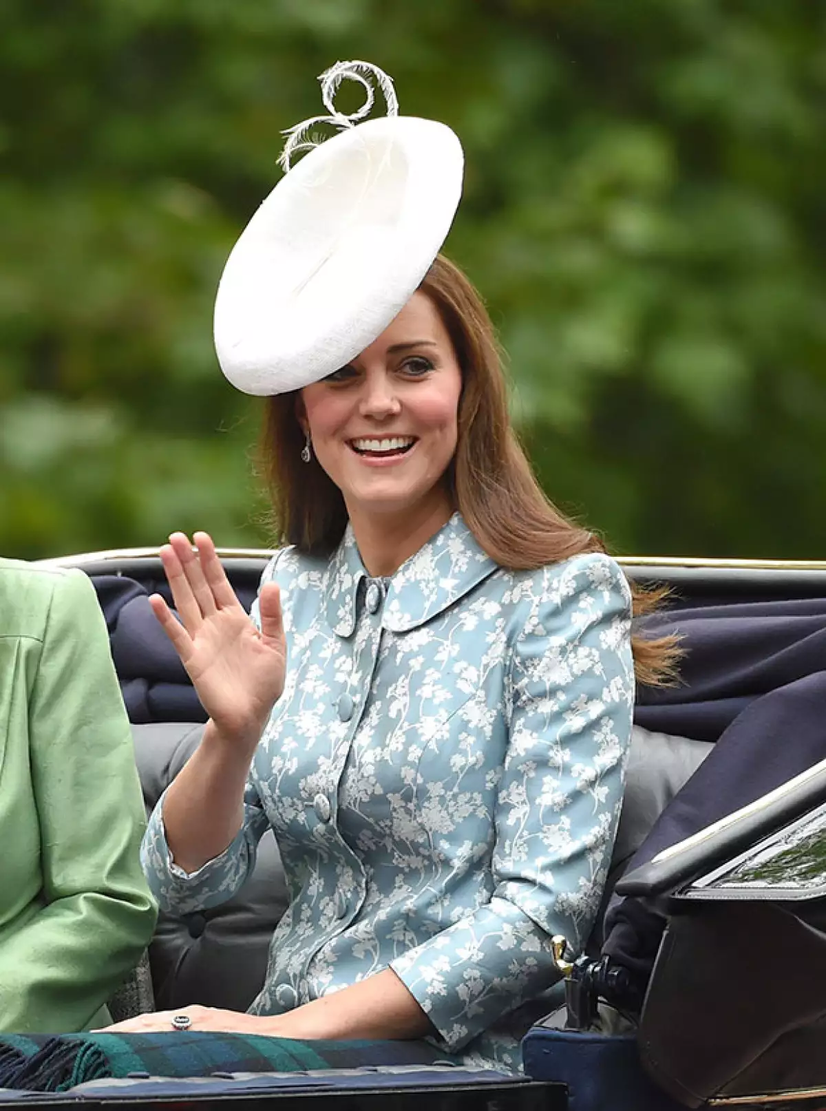Aunque el príncipe George robó miradas en el aniversario de la reina Elizabeth, su mamá, la duquesa de Cambridge también destacó por su impecable imagen.
