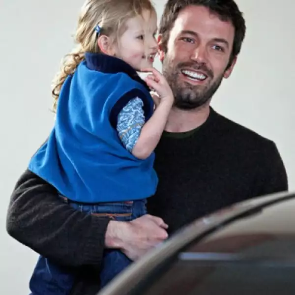 Ben Affleck va a recoger a su hija Violet de la escuela en Santa Mónica, California.