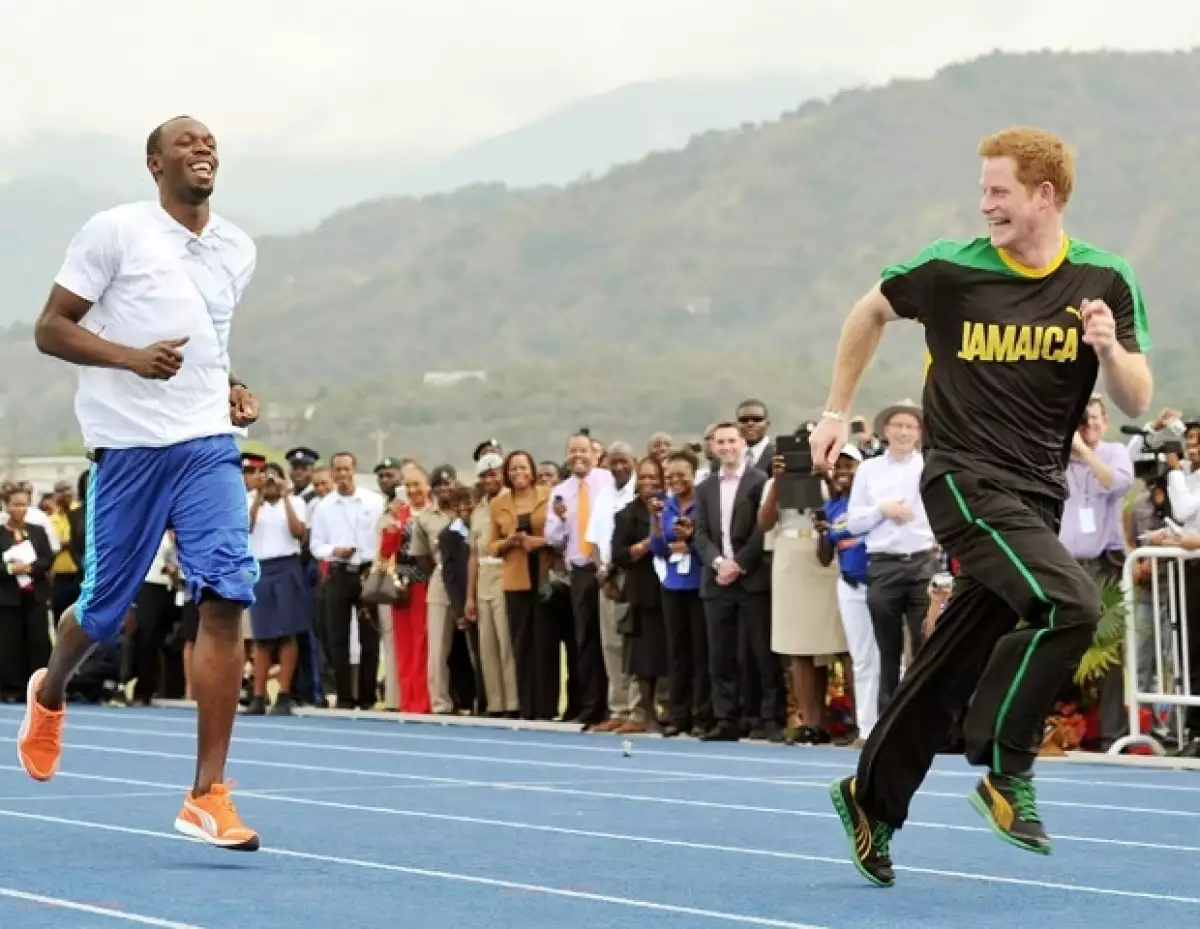 Durante su visita a Jamaica, el hermano de Guillermo recibió consejos deportivos del hombre más rápido del mundo e incluso `le ganó´ corriendo.