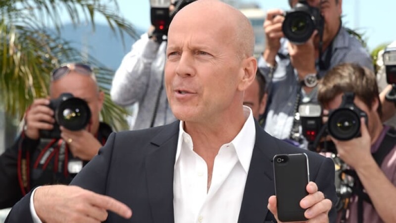 Bruce Willis atiende a fotografos en el festival de Cannes