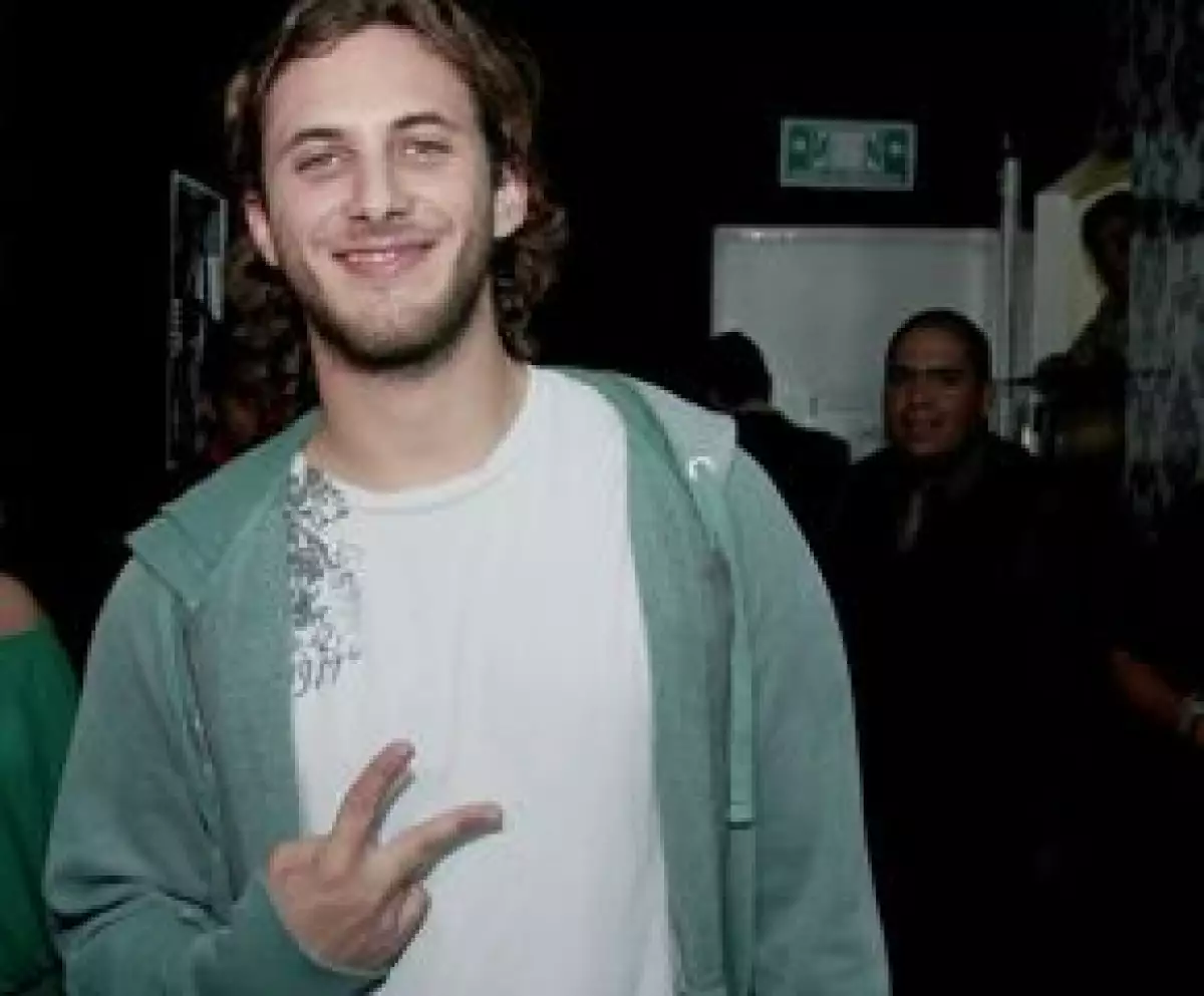 Anunció que aunque se tomará un breve descanso en Miami, seguirá trabajando, ahora con su padre, en una cinta que abordará un tema tan &#39controvertido y apasionante como la adopción en una pareja gay&#39.