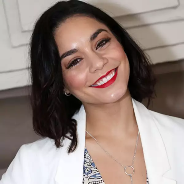 Vanessa Hudgens lució espectacular en el concierto Stars In the Alley en Nueva York. Remarcó sus labios con un rojo intenso y sus ojos con rímel y tonos cafés y beige.