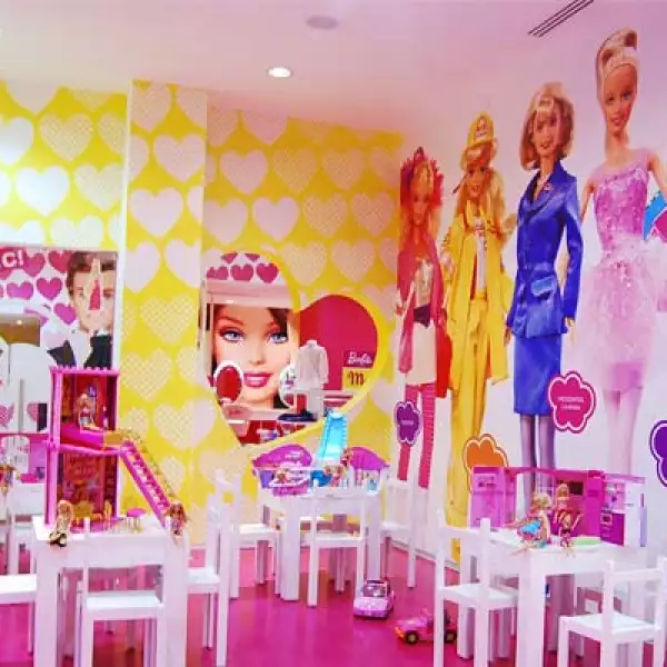 Barbie Store México abrió sus puertas el 11 de diciembre de 2009 en el Centro Comercial Santa Fe de la Ciudad de México.