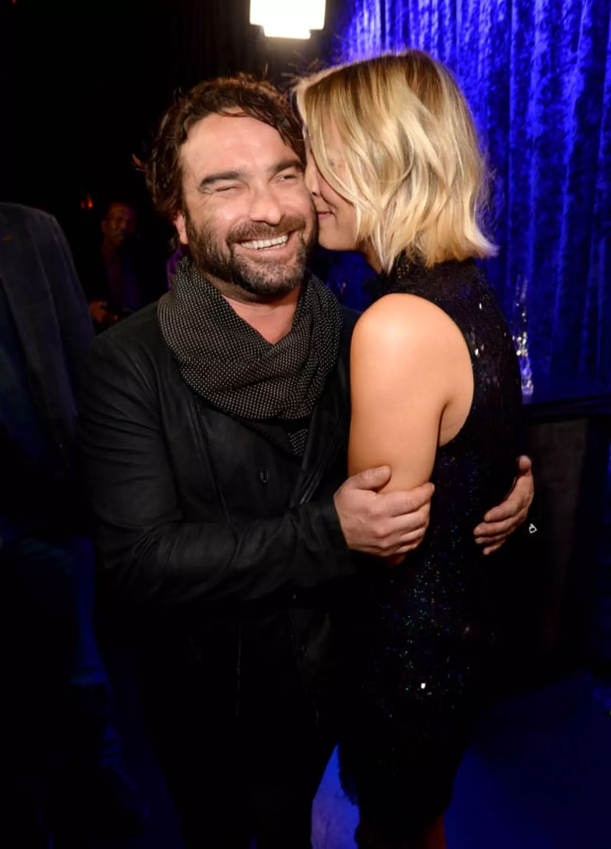 Los actores, mejor conocidos como Penny y Leonard en "The Big Bang Theory", fueron captaron muy afectuosos y románticos durante los People's Choice Awards.