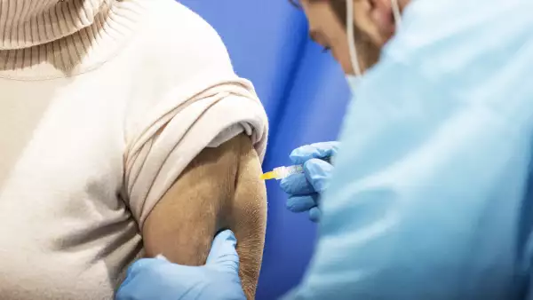 Mujer recibe una vacuna de COVID-19