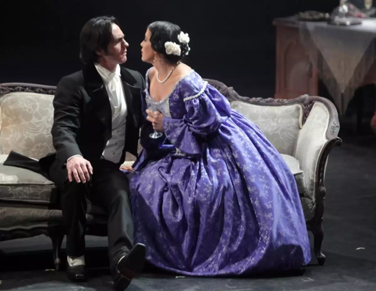 Mauricio Ochmann demostró su talento al interpretar un personaje de teatro clásico.