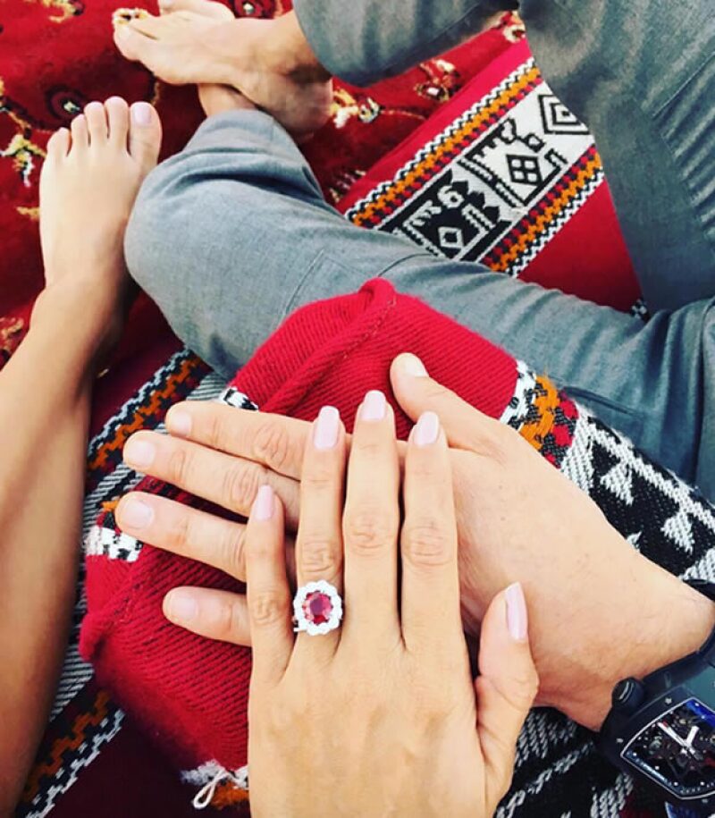 El anillo esta conformado por un Rubí Sangre de Pichón rodeado por 12 diamentes.