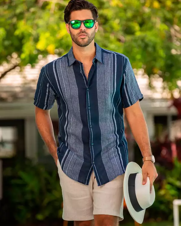 Hombre usando Cubavera azul