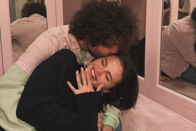 foto de benny blanco abrazando y besando a selena gomez mientras la actriz muestra su mano con su anillo de compromiso