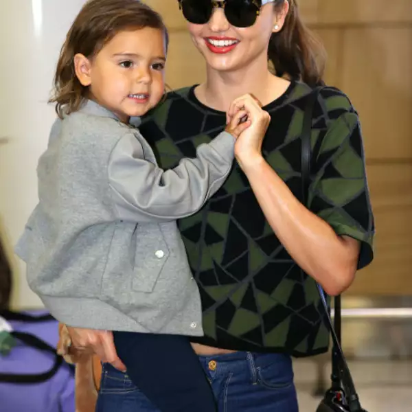 Flynn también luce como un pequeño fashionista cuando viaja con mamá.