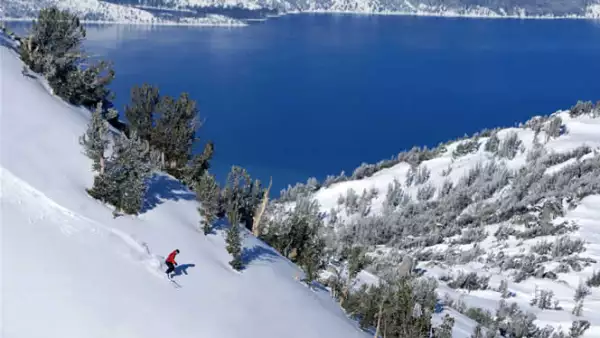 Es el resort con la montaña más alta de la región y la caída vertical más larga y alta de Tahoe con mil metros de longitud y más de 910 centímetros de nieve al año.