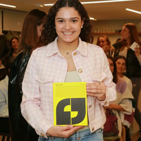 David Samra y Mariana Zaragoza en una plática sobre el libro Cien Voces