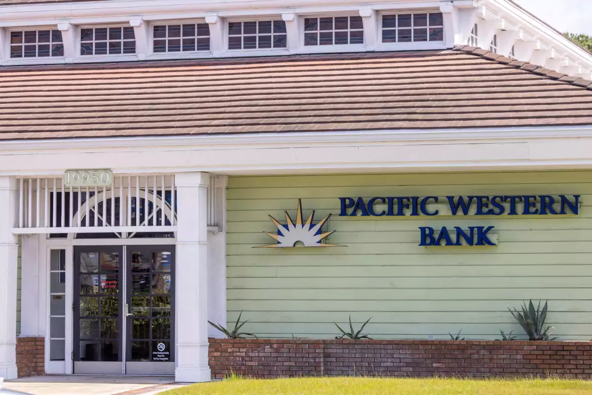 banco cayendo en una grieta