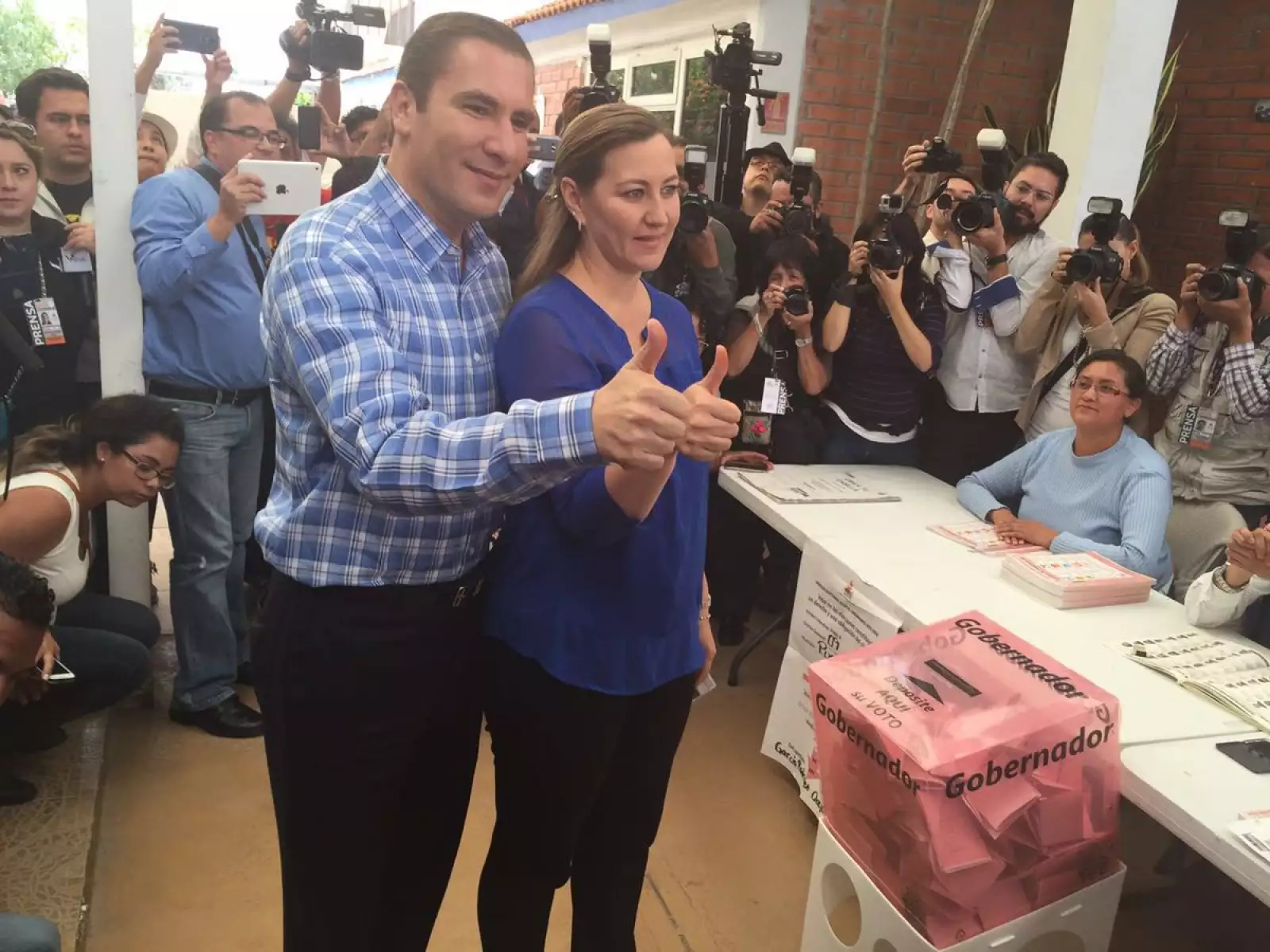 Rafael Moreno Valle, gobernador de Puebla, votó en Puebla. "No puedo declarar por la veda", fue lo único que dijo.