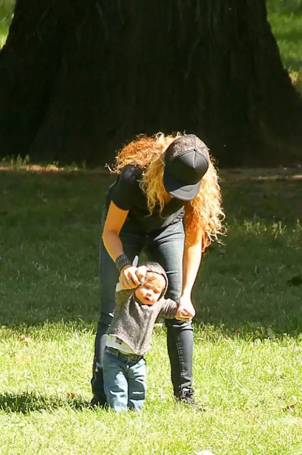 Una vez desocupada, Shakira incitó a Sasha a que diera unos pasos.
