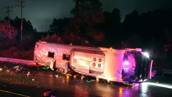 Aparatoso accidente de autobús deja 10 muertos y 27 lesionados al volcar en el Km. 38 de la carretera México Toluca en municipio de Ocoyoacac, en el Estado de México.