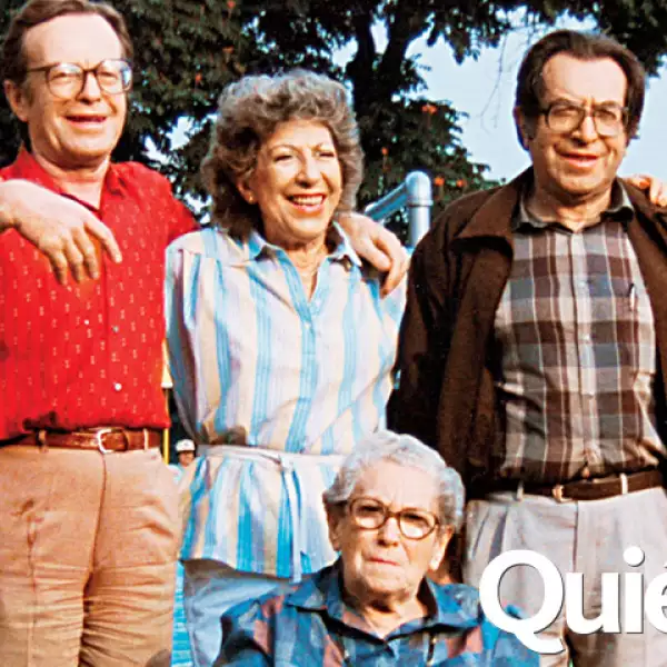 Los novios posando con sus papás, hermanos y sobrinos.