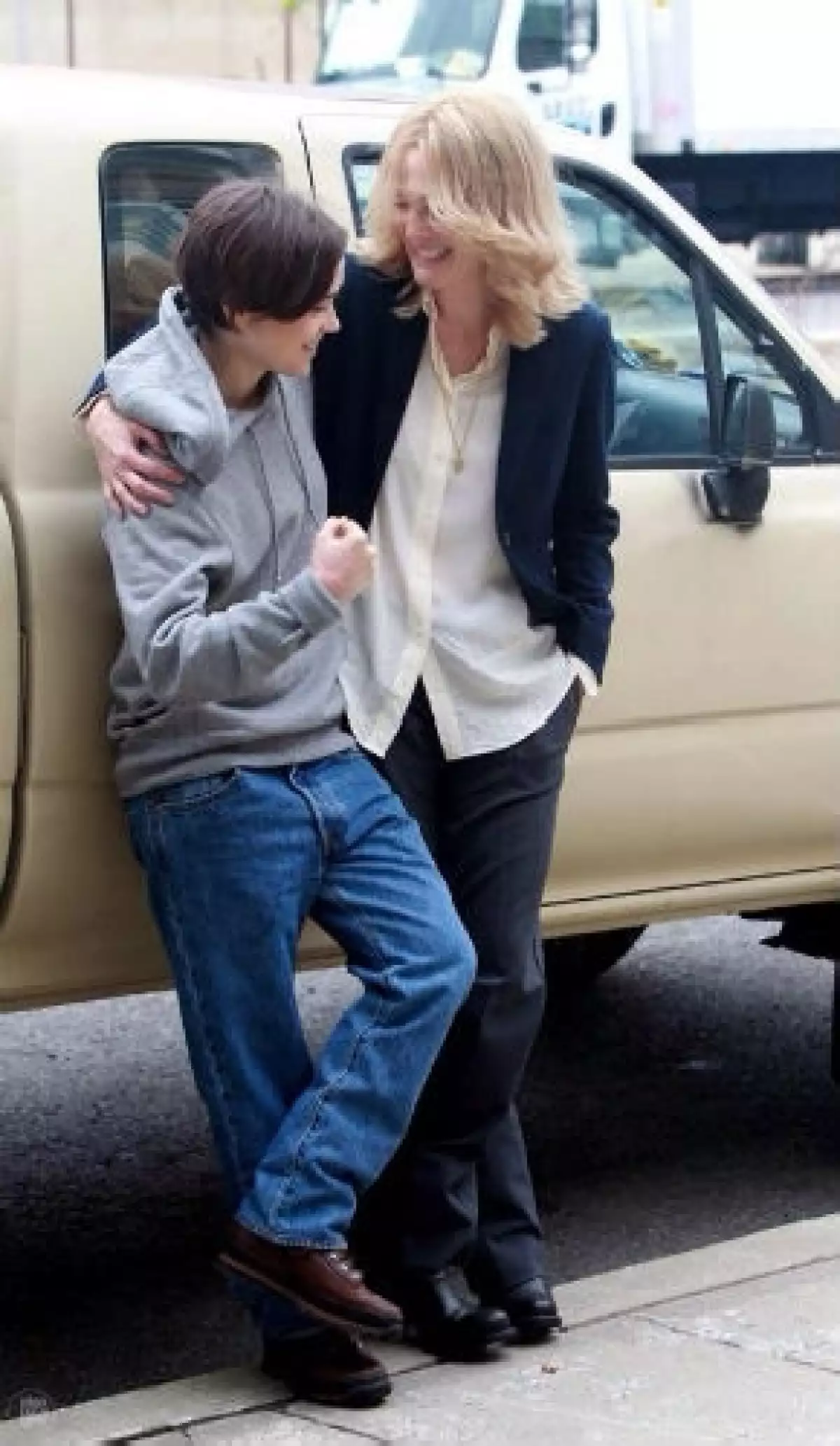 La joven actriz y Julianne Moore no pueden creer que han visto frenado el rodaje de su nuevo proyecto por culpa de actitudes homofóbicas en una de sus locaciones.