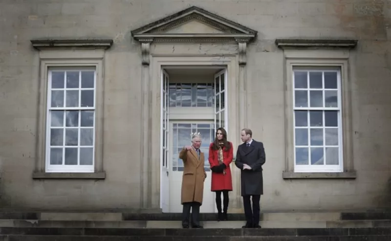 La Duquesa de Cambridge se sorprendió al ver la muñeca que una niña le mostró durante su visita a la casa Dumfries en Ayrshire.