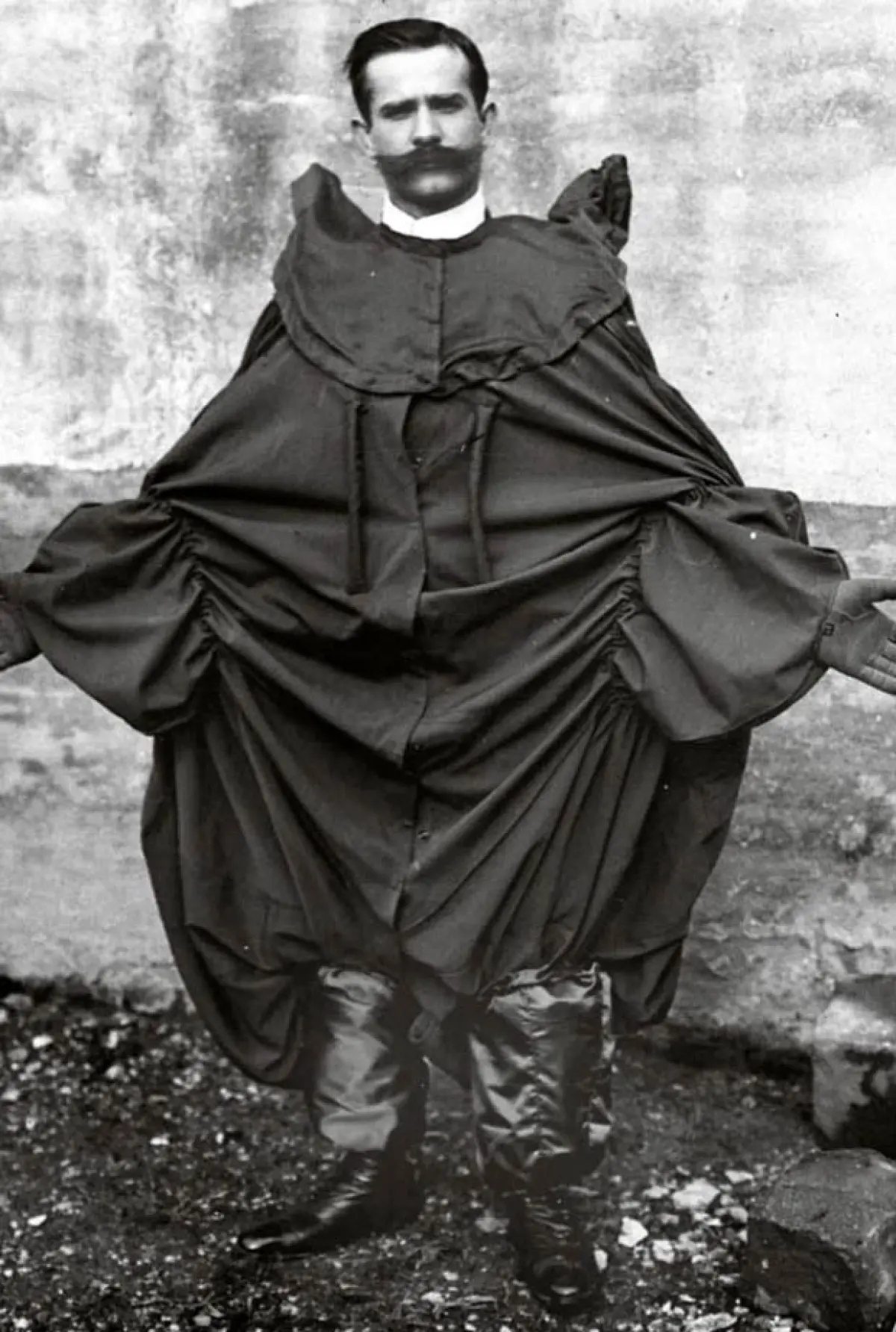 Franz Reichelt saltó de la torre en su intento de volar como pájaro.