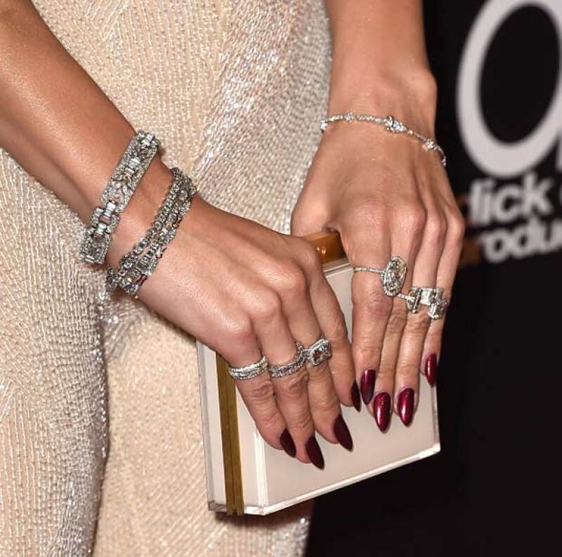 Anillos en todas las formas y tamaños de millones de dólares hacen que Jennifer tenga su propio brillo.