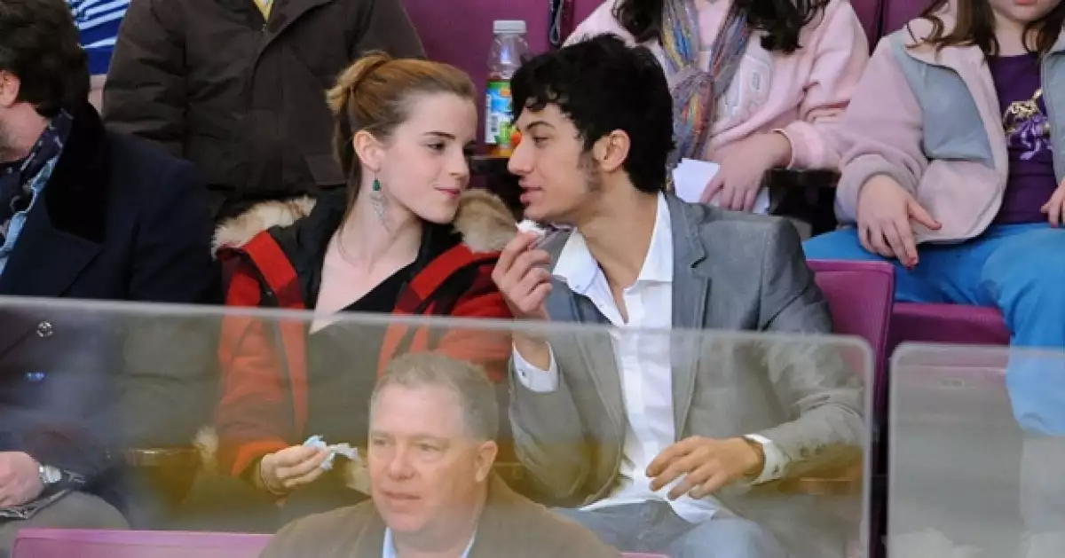 La joven actriz fue vista el fin de semana pasado en compañía de Rafael Cebrián, baterista de la banda The Monomes, durante un partido de los Rangers en el Madison Square Garden.