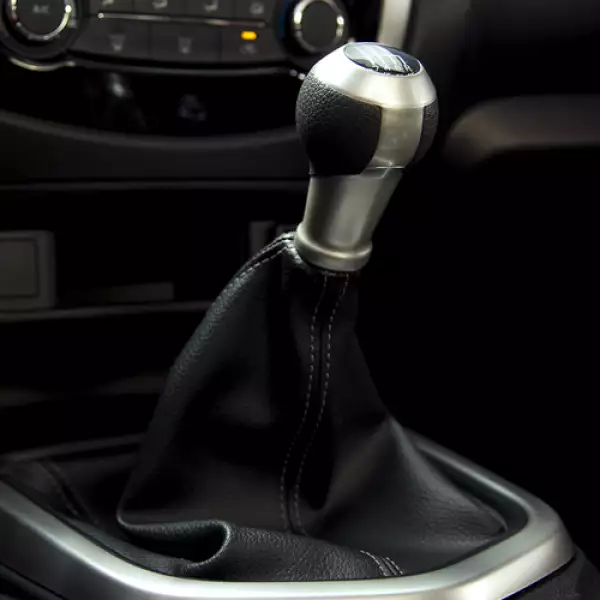 El diseño interior se destaca por su funcionalidad. NP300 Frontier 2016 también cuenta con una suspensión multilink. El nuevo motor QR25 tiene un posicionamiento delantero que permite aumentar las ...