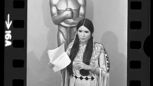 Foto de la activista Sacheen Littlefeather al rechazar el Oscar a nombre de Marlon Brando.