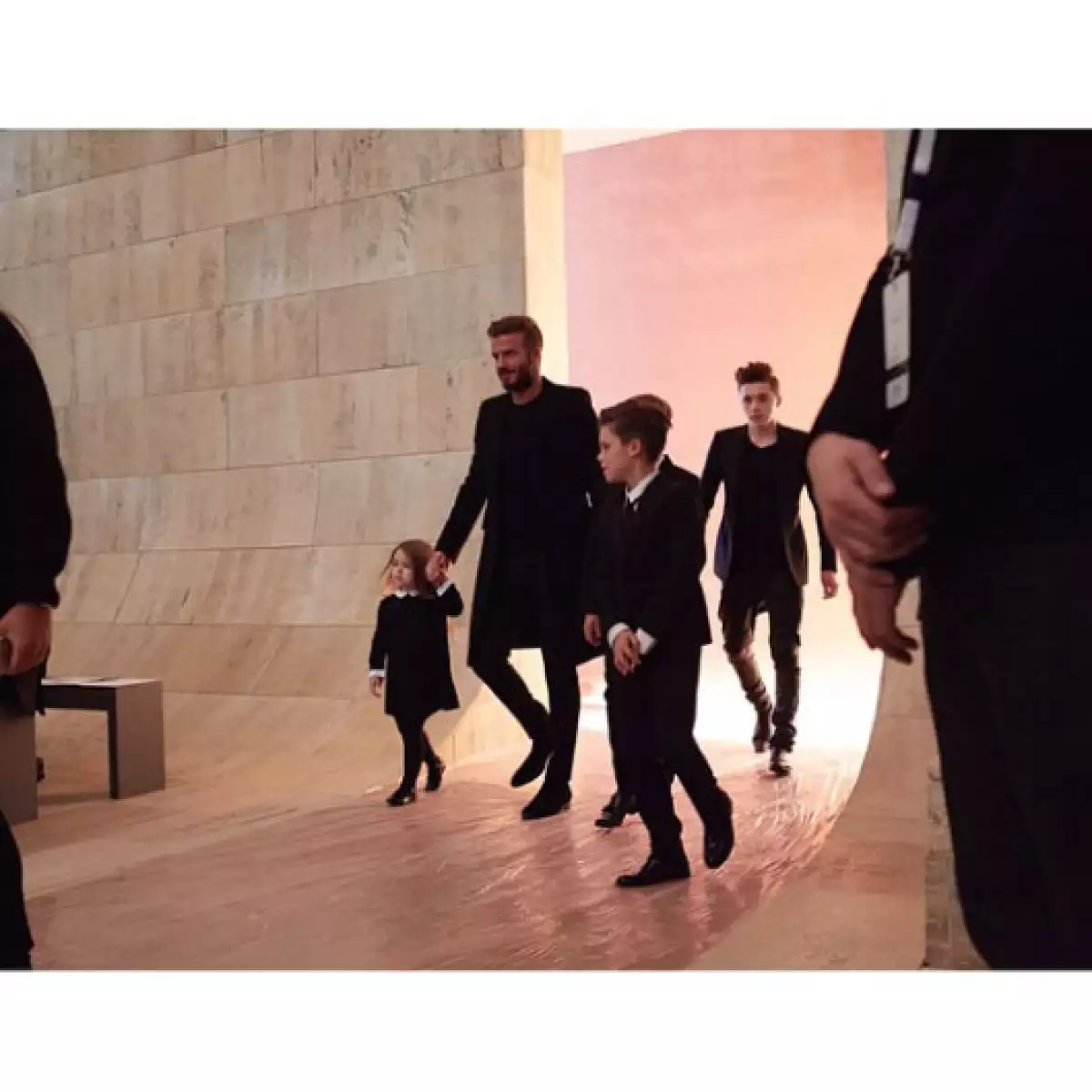 Brooklyn, Romeo, Cruz y Harper se dieron cita junto a su papá en Nueva York Fashion Week, donde le hicieron saber a Victoria cuánto la quieren y apoyan en su carrera como diseñadora de modas.