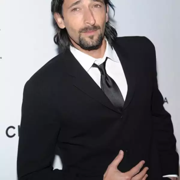 Adrien Brody, de 37 años, estuvo comprometido con la guapa española Elsa Pataky. De momento parece que anda solterito y disfrutando de su departamento de lujo en Los Ángeles, California.