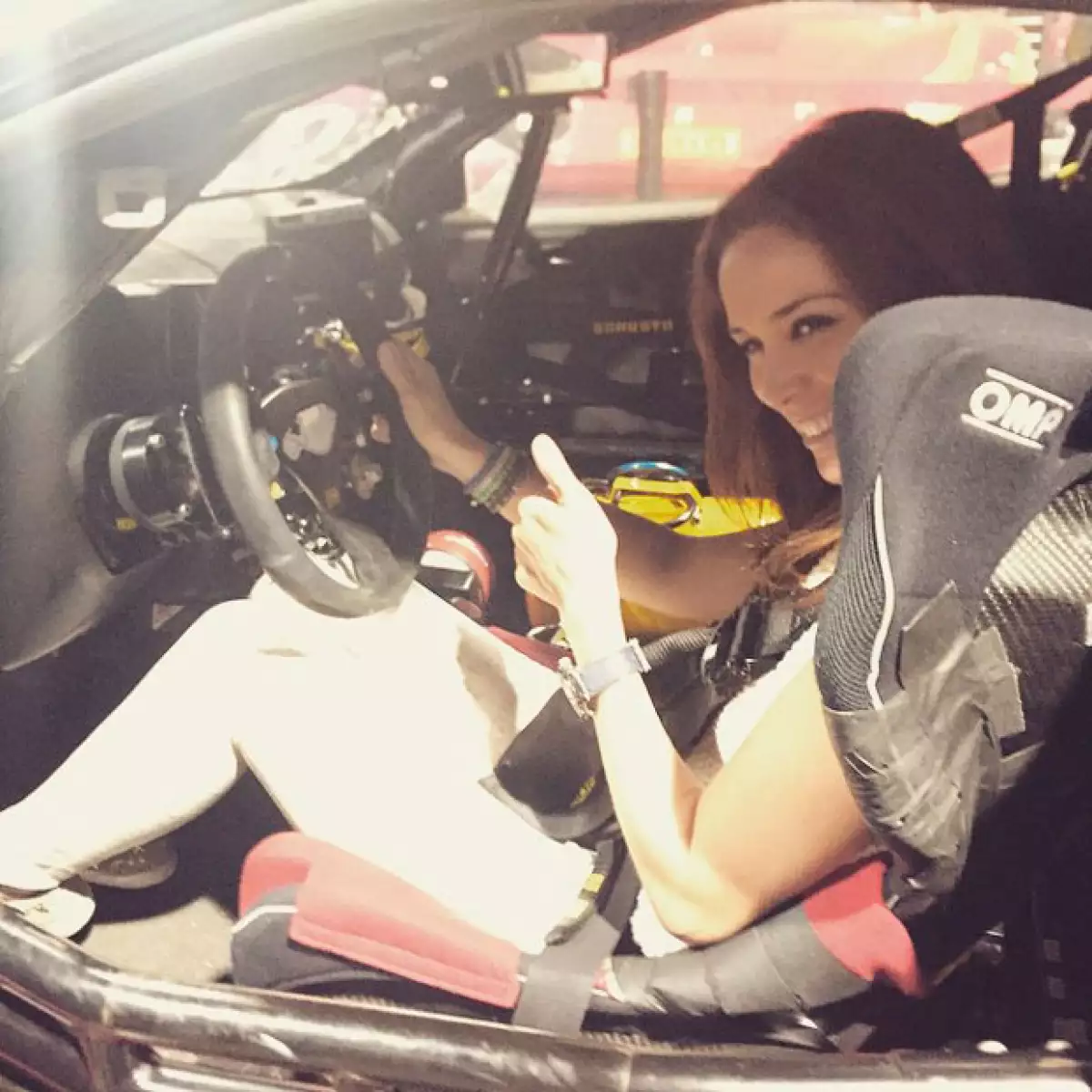 Como es sabido el esposo de Jacky es un apasionado por la velocidad, por lo que previo a su carrera en Long Beach, le mostró algunos trucos a la conductora.