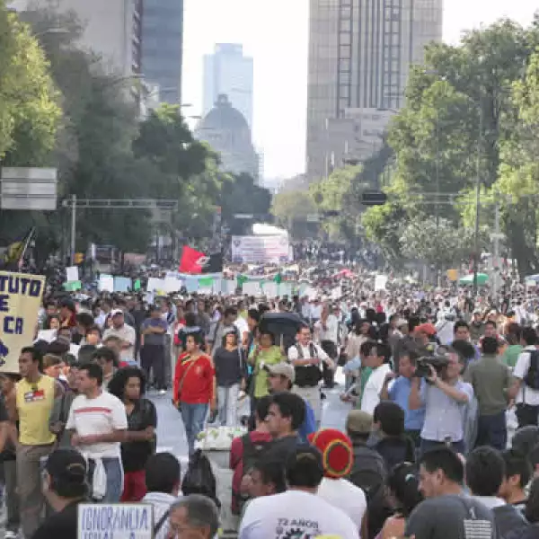 Miembros de los sindicatos Único de Trabajadores de la UNAM (STUNAM) y del Mexicano de Electricistas (SME) marcharon en conmemoración del 41 aniversario de los hechos del 2 de octubre de 1968.