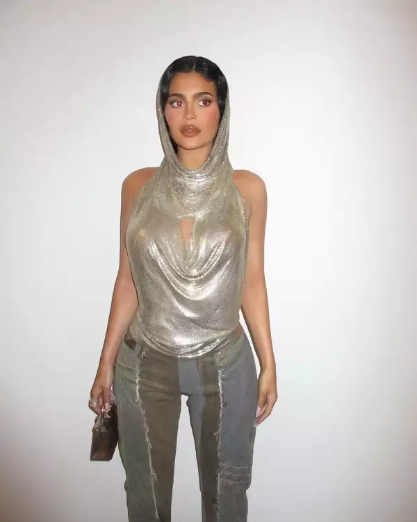 kylie-jenner-blusa-metálica.jpg