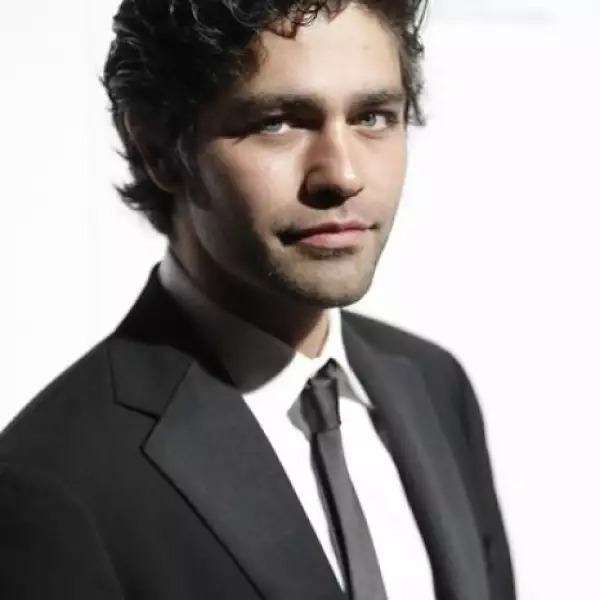 Adrian Grenier hizo lo mismo por su parte e hizo gala de sus enormes ojos claros.
