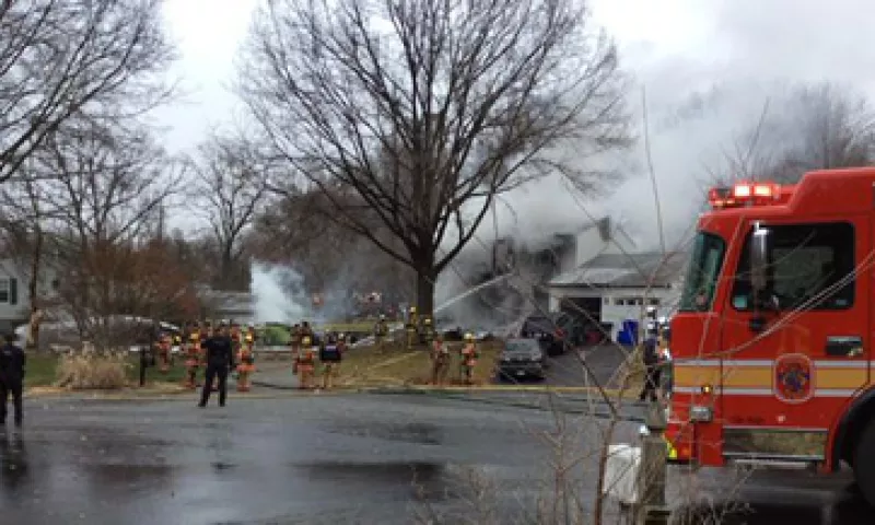 El accidente provocó un incendio que quemó dos casas. (Foto: Reuters )