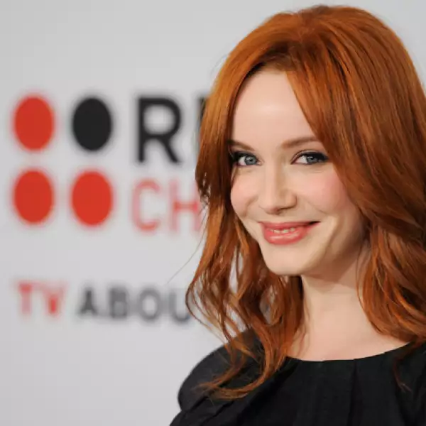La guapa y voluptuosa Christina Hendricks, actriz de Mad Men, serie que fue reconocida en esta entrega de premios.