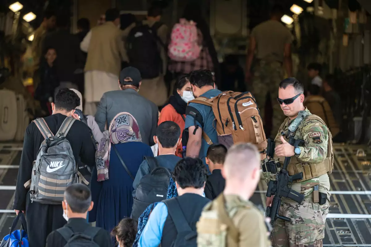 En las últimas 24 horas, Estados Unidos ha evacuado a 6,800 personas de Afganistán pese a las alertas de que se repita un atentado como el del jueves.